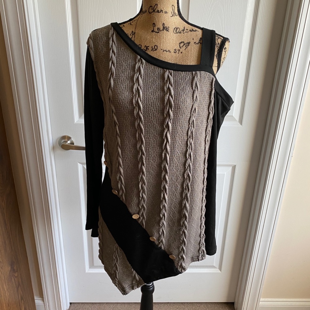 NWOT Pullover sweater with cold shoulder